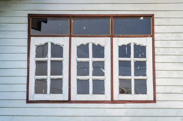 หน้าต่างไม้เก่า — ภาพถ่ายสต็อก