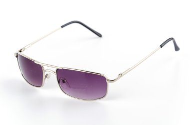 beyaz üzerine güneş gözlüğü