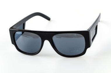 beyaz üzerine güneş gözlüğü