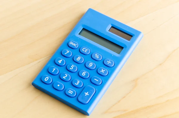 Calculadora sobre mesa de madera — Foto de Stock