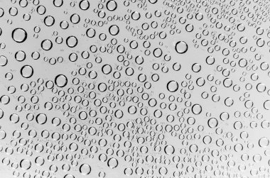 siyah ve beyaz olarak su damlaları