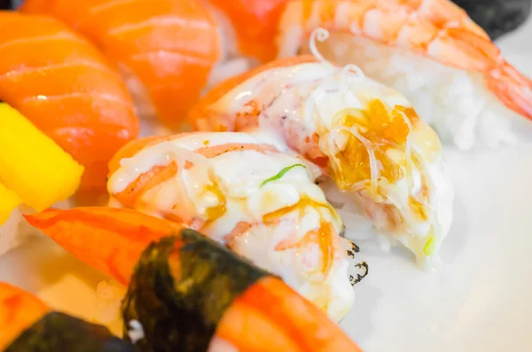 Sushi comida japonesa en plato —  Fotos de Stock