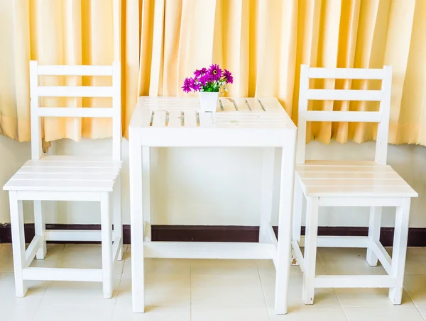 Witte houten tafel en stoelen — Stockfoto