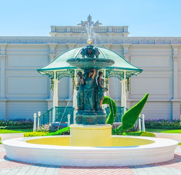 Brunnen im italienischen Stil — Stockfoto