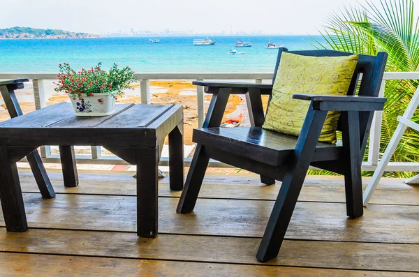 Holzstühle am Strand — Stockfoto