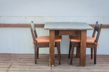 yemek masası ve sandalyeleri plaj