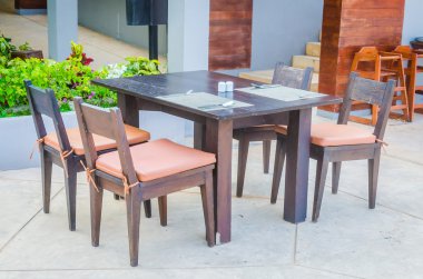 Masa ve sandalyeler sahilde.