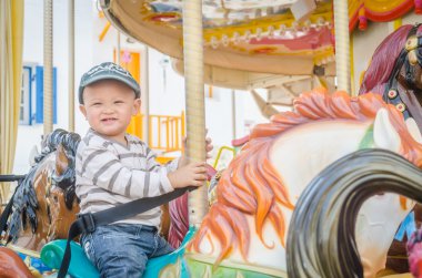 Çocuk atlıkarınca at üzerinde