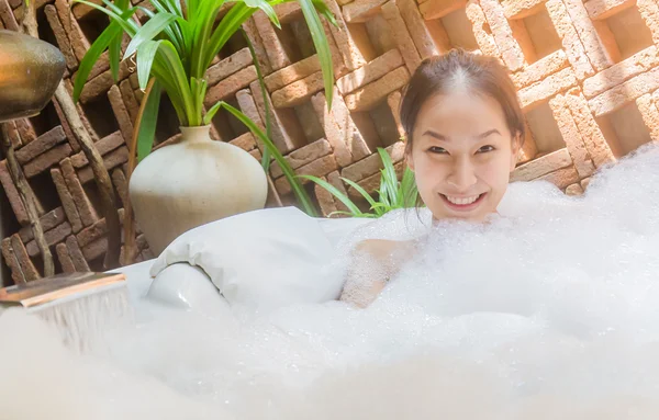 Женщина в джакузи, гидромассажная ванна — стоковое фото