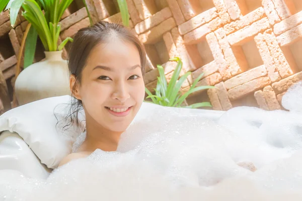 Женщина в джакузи, гидромассажная ванна — стоковое фото