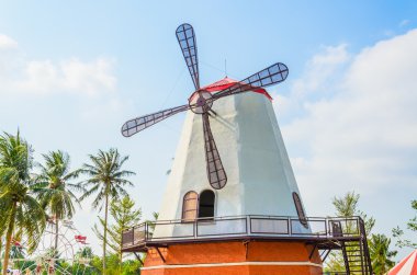 Bahçedeki yel değirmeni