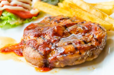 Barbekü ızgara domuz eti biftek