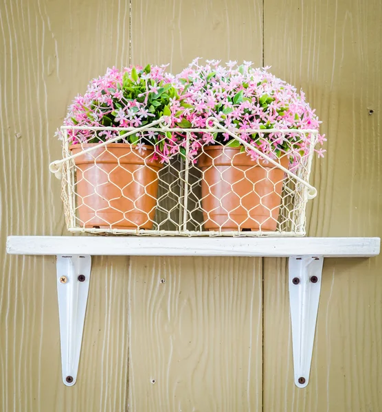 Пластиковые цветы в вазе — стоковое фото