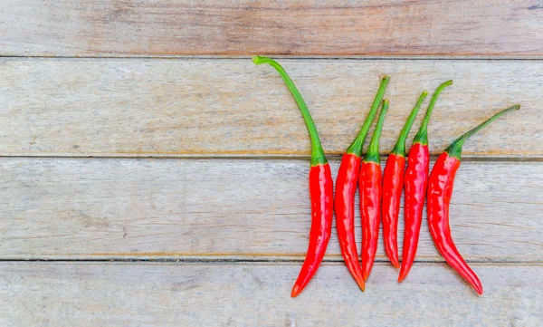 ahşap zemin üzerine kırmızı biber