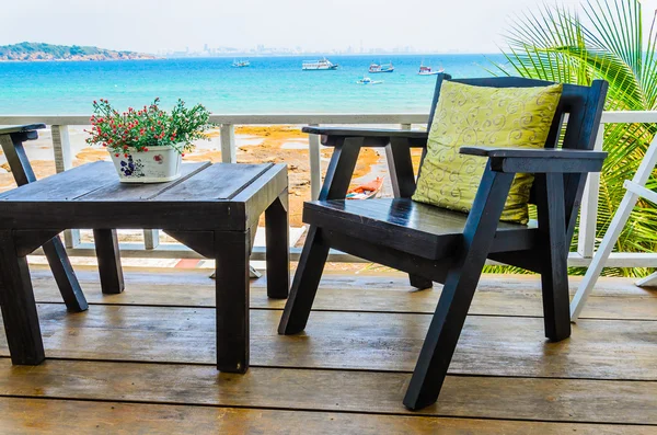 Holzstuhl und Tisch am Strand — Stockfoto