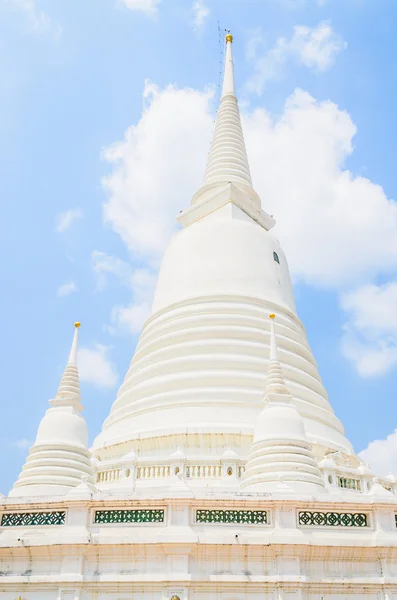 Beyaz pagoda wat-prayoon — Stok fotoğraf