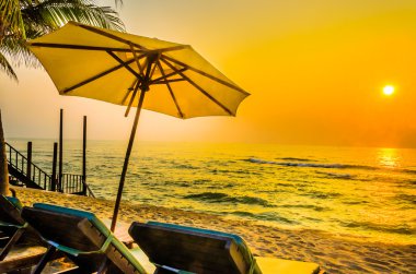 황혼의 해변에 우산