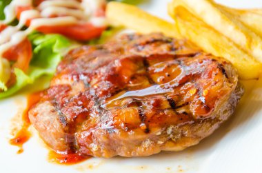 Barbekü ızgara domuz eti biftek