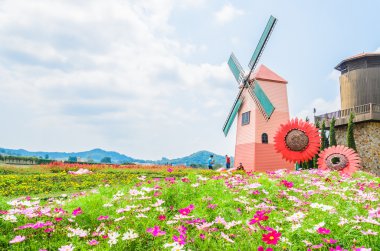 Bahçedeki yel değirmeni