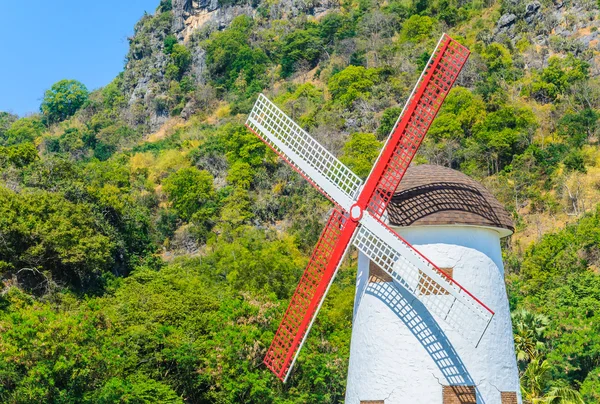 Windmühle im Garten — Stockfoto