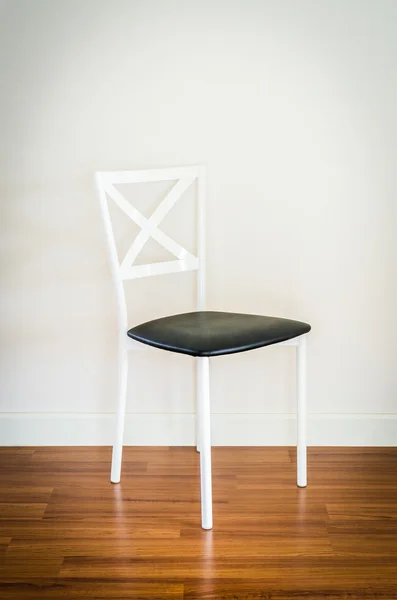 Stuhl im leeren Raum — Stockfoto