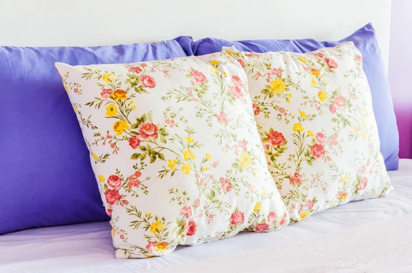 Almohadas cama —  Fotos de Stock