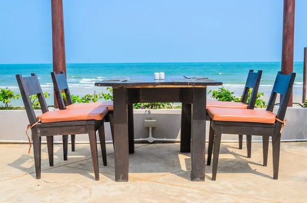 Yemek masası ve sandalyeleri plaj — Stok fotoğraf