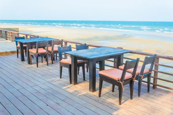 Mesa de cena y sillas en la playa —  Fotos de Stock