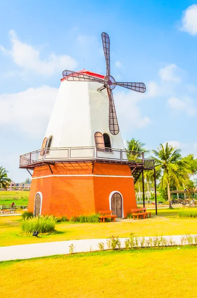 Windmühle im Garten — Stockfoto