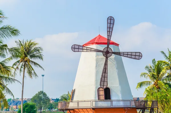 Windmolen in de tuin — Stockfoto