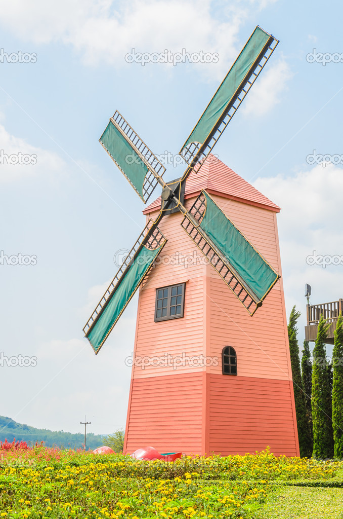 Windmuhle Im Garten Stockfoto C Mrsiraphol 43346039