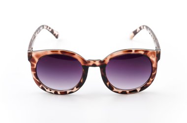 beyaz üzerine güneş gözlüğü