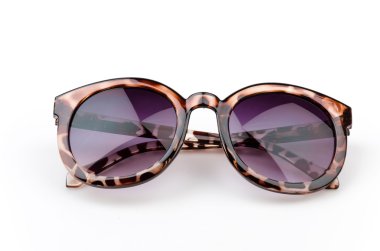 beyaz üzerine güneş gözlüğü