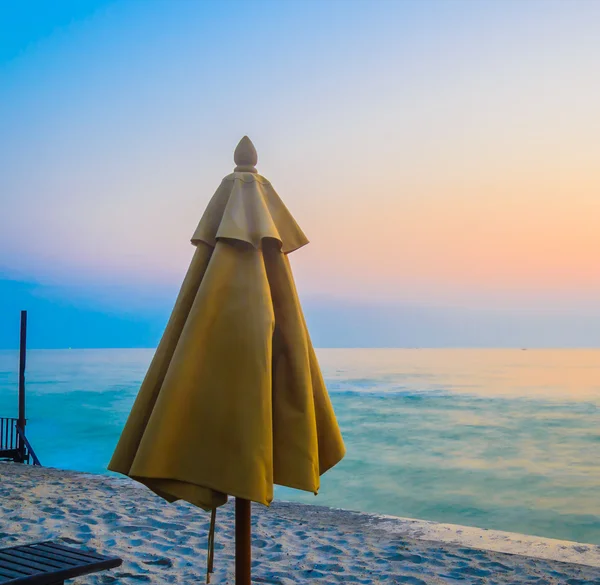 Ombrellone in spiaggia al crepuscolo — Foto Stock