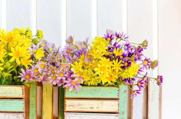 Beltéri műanyag virágok — Stock Fotó