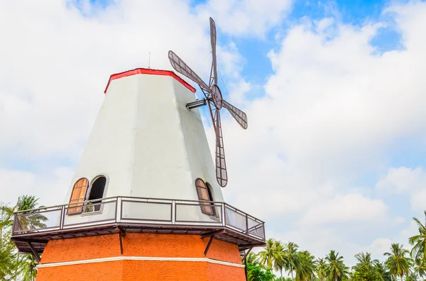 Windmolen in de tuin — Stockfoto