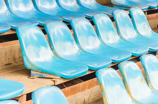 ที่นั่งในสนามกีฬาว่าง — ภาพถ่ายสต็อก