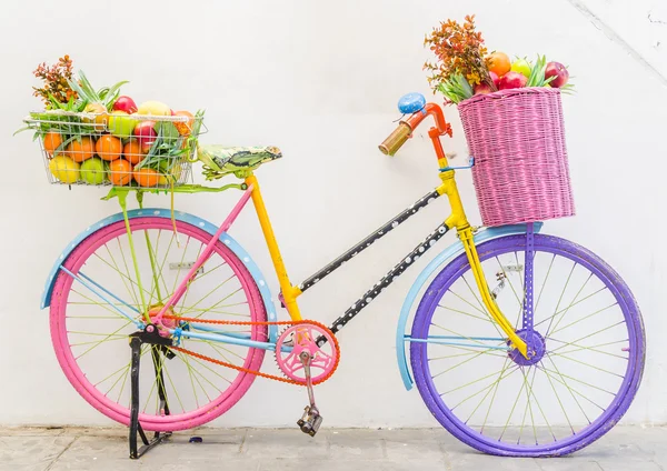 Fahrrad mit Obstkorb und Blume — Stockfoto