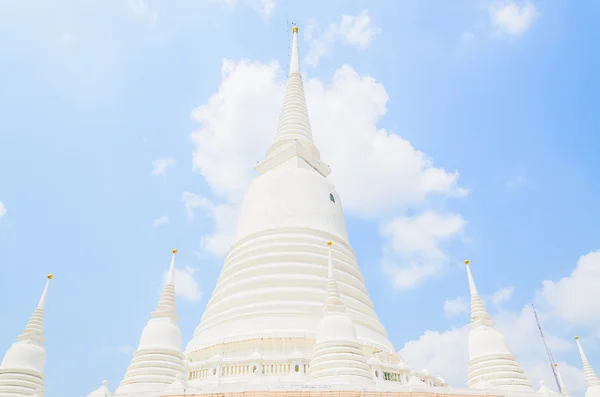 Beyaz pagoda wat-prayoon — Stok fotoğraf