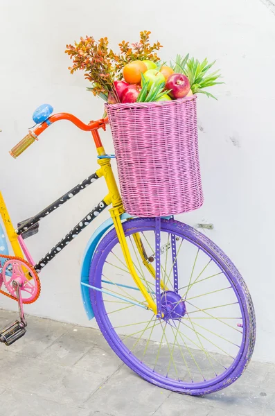 Bicycle with basket fruit and flower — Stock Photo, Image