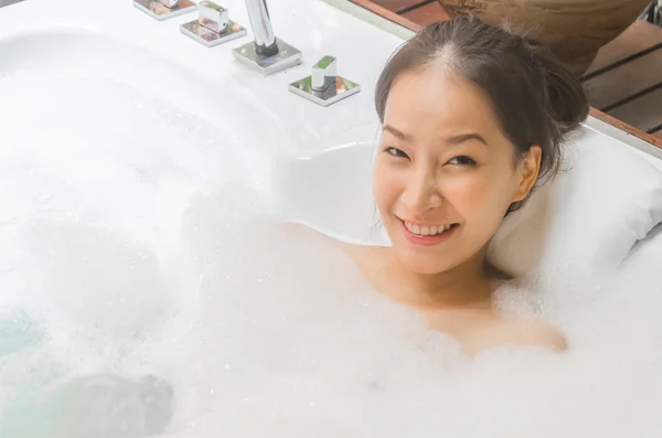 Bain spa femme dans jacuzzi — Photo