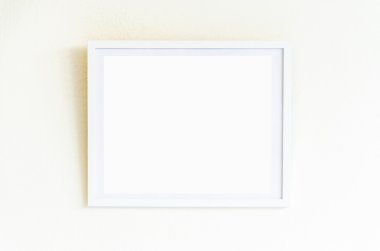beyaz duvar üzerinde beyaz bir çerçeve