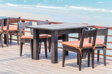 Sahilde akşam yemeği.