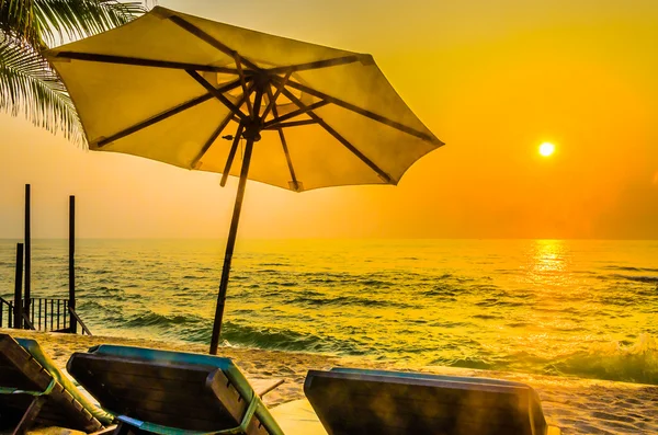 Alacakaranlık zamanlarda plaj şemsiye — Stok fotoğraf