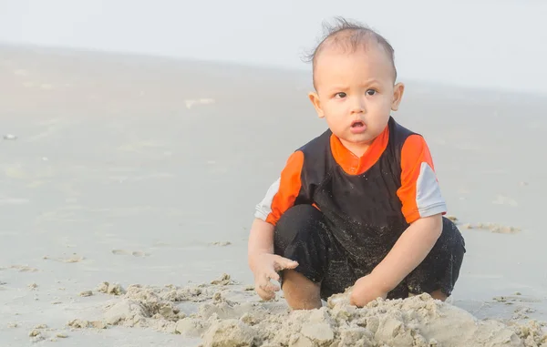 砂遊びをする子供たち — ストック写真