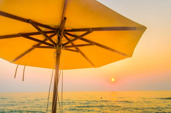 Paraplu strand in twilight tijden — Stockfoto