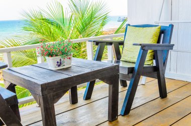 Sahilde ahşap sandalye