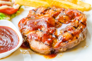 Barbekü ızgara domuz eti biftek