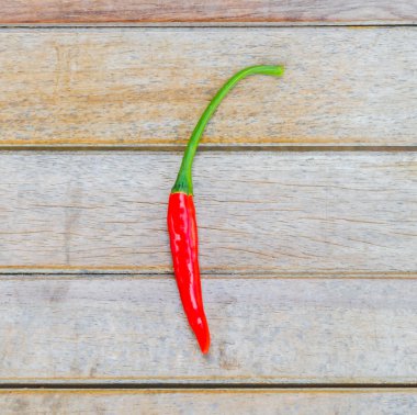 ahşap zemin üzerine kırmızı biber
