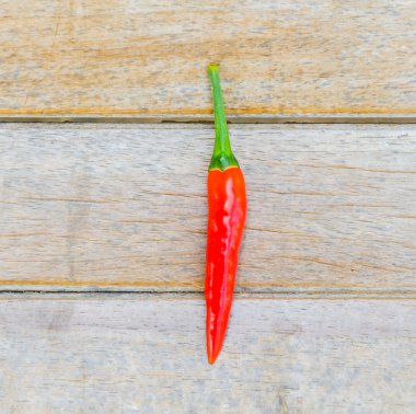 ahşap zemin üzerine kırmızı biber